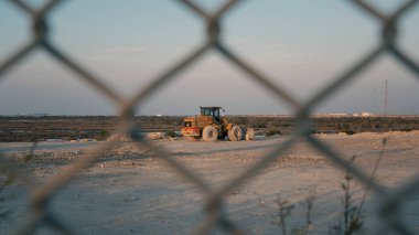 Ön planda yenisi olan tırtıl makinesi..