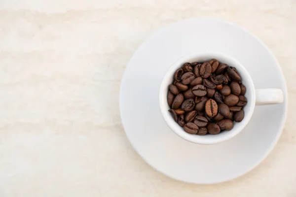コーヒーカップにコーヒー豆 オーバーヘッドショット — ストック写真