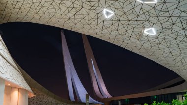 Doha, Katar - Ağustos 08.2022: Gece boyunca Eğitim Şehri Camii minaresi.