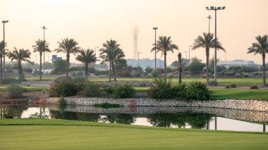 Katar Eğitim Şehri Golf Kulübü. Sabah erken saatlerde.