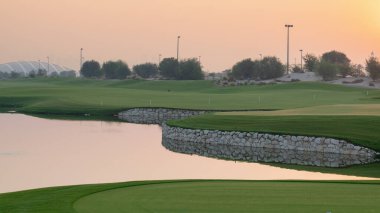 Katar Eğitim Şehri Golf Kulübü. Sabah erken saatlerde.