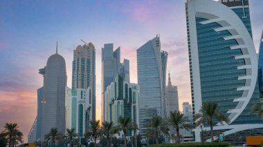 Doha, Katar - Ağustos 08.2022: Akşam boyunca Doha şehir merkezinin ufuk çizgisi.