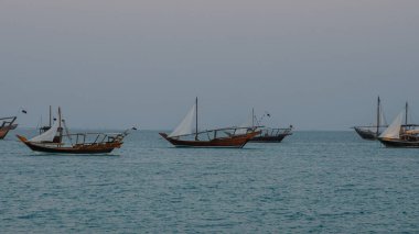 Doha, Katar - 05 Ağustos 2022: Katara kültür köyündeki geleneksel dhow festivalinde çoklu.