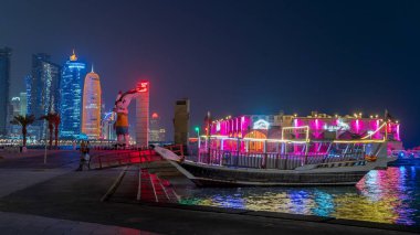 Doha, Katar - Eylül 09.2022: Katar ufuk çizgisi ön planda dhow ile.