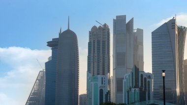 Doha, Katar - Ağustos 08.2022: Akşam boyunca Doha şehir merkezinin ufuk çizgisi.
