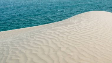 Katar 'daki Sea Line plajında güzel bir çöl manzarası