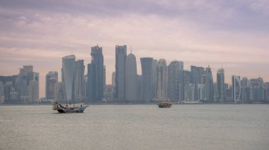 Doha bir yaz günü birçok kuleyle gökyüzüne yükselir..