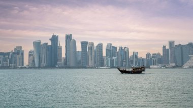 Doha bir yaz günü birçok kuleyle gökyüzüne yükselir..