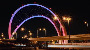 Doha, Katar - 15 Mayıs 2022: 5 Haziran Arch köprüsü, Doha 'da gece boyunca halka açık otobanı ıslatmak için.