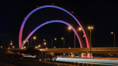 Doha, Katar - 15 Mayıs 2022: 5 Haziran Arch köprüsü, Doha 'da gece boyunca halka açık otobanı ıslatmak için.