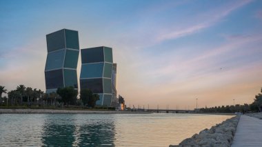 Doha, Katar - Haziran 06 2022: Arka planda zig zag kuleleri bulunan Katar 'da yeni gelişen lusail şehri.