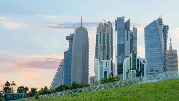 Horizonte Doha Con Muchas Torres Durante Día Verano — Foto de Stock