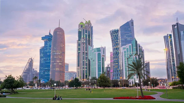 Horizonte Doha Com Muitas Torres Durante Dia Verão — Fotografia de Stock