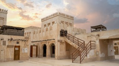 Wakrah, Katar - 21 Ocak 2022: Wakrah souq 'daki eski binalar (Geleneksel Pazar)).