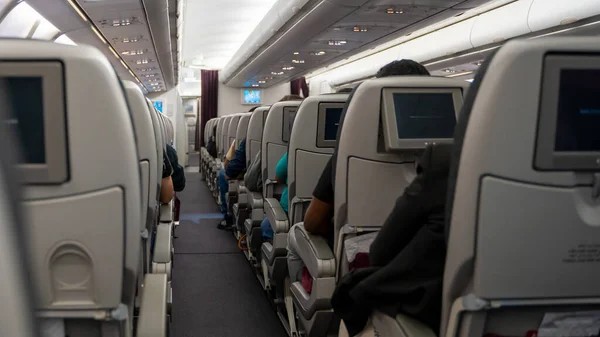 Koltuklarda Oturan Yolcularla Dolu Bir Uçağın Içinde Seçici Odaklanma — Stok fotoğraf