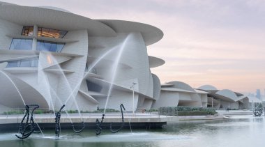 Doha, Katar - 10 Ekim 2022: Katar Ulusal Müzesi Katar 'ın Doha kentinde bir ulusal müzedir. Mevcut bina 28 Mart 2019 tarihinde halka açıldı.,