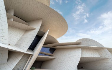 Doha, Katar - 10 Ekim 2022: Katar Ulusal Müzesi Katar 'ın Doha kentinde bir ulusal müzedir. Mevcut bina 28 Mart 2019 tarihinde halka açıldı.,
