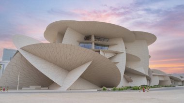 Doha, Katar - 10 Ekim 2022: Katar Ulusal Müzesi Katar 'ın Doha kentinde bir ulusal müzedir. Mevcut bina 28 Mart 2019 tarihinde halka açıldı.,