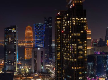 Doha, Katar - 10 Ekim 2022: Doha gece boyunca pek çok iş kulesi ile gökyüzü.