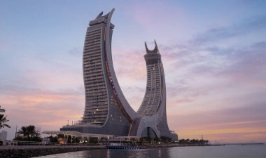 Lusail, Katar - 10 Ekim 2022: Yeni yerleşim kulesi ile gelişmekte olan şehir Lusail.