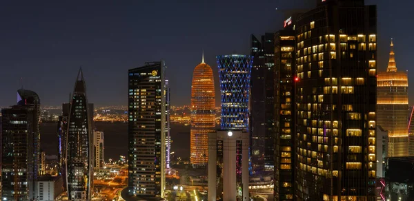 カタール ドーハ2022年10月10日 夜間に多くのビジネスタワーがあるドーハスカイライン — ストック写真