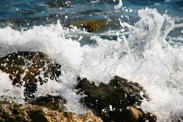 Κύματα και πέτρες — Φωτογραφία Αρχείου