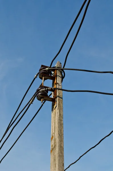 In de kolom oud met elektrische draden — Stockfoto