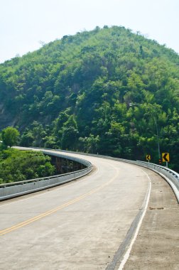 Köprüsü dağda yol.