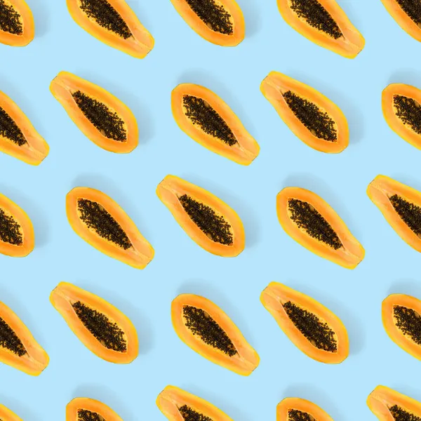 Frische reife Papaya mit nahtlosem Muster auf blauem Hintergrund. Tropisch abstrakter Hintergrund. Ansicht von oben. — Stockfoto