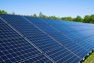 Yaz günü güneş enerjisi santrali. Yenilenebilir elektrik üretimi için fotovoltaik paneller.