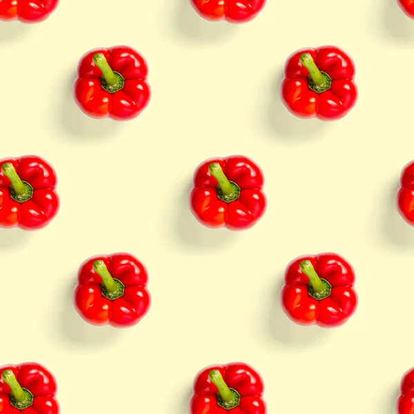 Nahtloses Muster bulgarischer roter Paprika auf gelbem Hintergrund. Tapete, Druckmuster, Draufsicht, flaches Layout, isoliert — Stockfoto