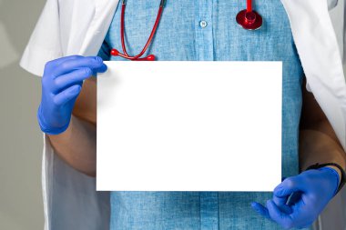 Doktor elinde beyaz model poster tutuyor. medecine modelleme