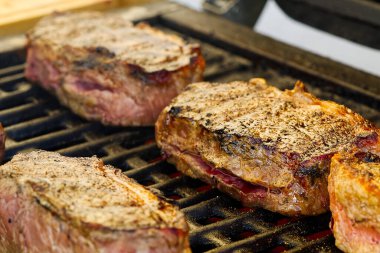 Gaz ızgarasında ızgara et ve seçici bir odak ile ateş