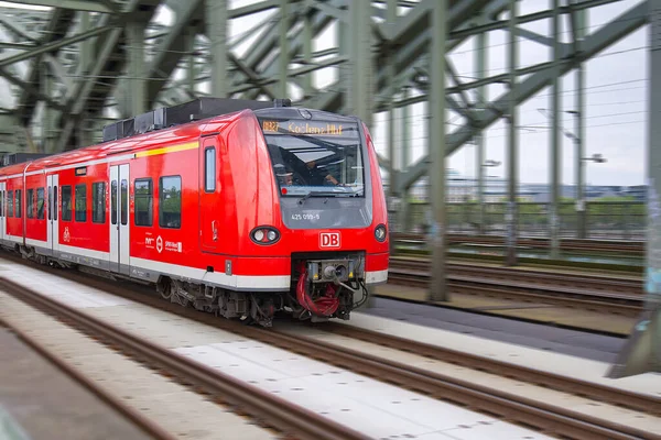 Colonia, Alemania - julio, 2021: S-Bahn tren suburbano regional S Bahn en Colonia K ln Hohenzollernbr cke — Foto de Stock