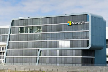 Köln, Almanya - Temmuz 2021: Microsoft korparaion ofis binası. Avrupa Microsoft Ofisi