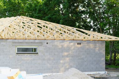 Evin yapı yapısı beton bloklardan yapılmıştır. Ahşap kirişlerden yapılmış çatı iskeleti. DIY özel ev inşaatı