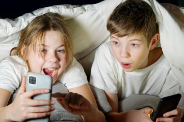 Çocuklar gece battaniye altında akıllı telefon ya da tabletle oyun oynarlar, sosyal ağlarda arkadaşlarıyla yeniden yazarlar. Sosyal medya bağımlılığı