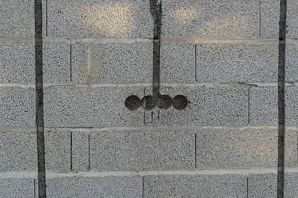 Cableado. Zócalos y alambres en la pared de cemento - reparación de habitaciones, edificio - diseño de interiores — Foto de Stock