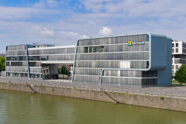 Köln, Almanya - Temmuz 2021: Microsoft korparaion ofis binası. Avrupa Microsoft Ofisi