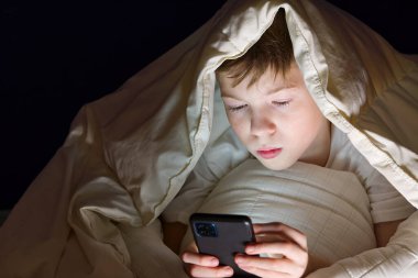 Geceleri battaniyenin altında yatan çocuk internette iletişim kuruyor. Çocuk oyuncağı bağımlılığı ve uykusuzluk. Sosyal medya bağımlılığı