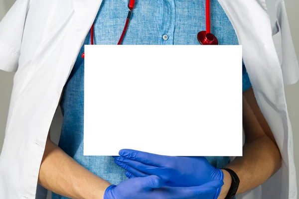 Doutor segurando cartaz de mockup branco. mockup de medecina — Fotografia de Stock