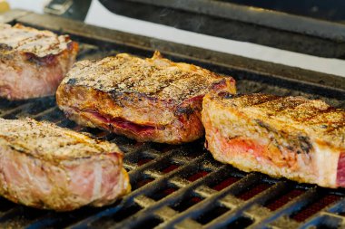 Gaz ızgarasında ızgara et ve seçici bir odak ile ateş