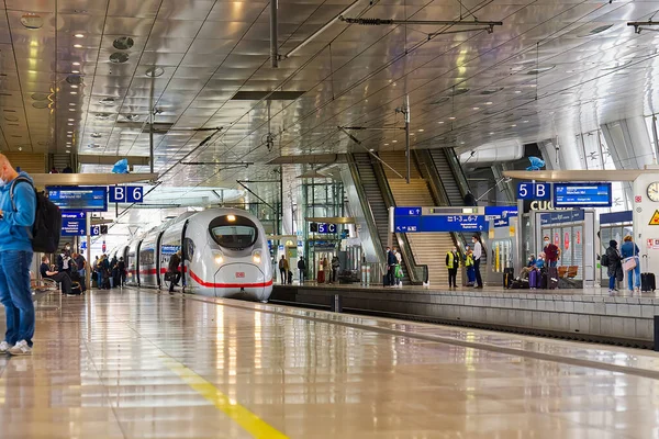 Frankfurt - Juli 2021: ICE-Hochgeschwindigkeitszug am Frankfurter Flughafen. Frankfurt Flughafen Bahnhof — Stockfoto