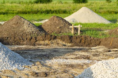 Yeni evler için inşaat alanı. İnşaatın ilk aşamalarında konut inşaatı.