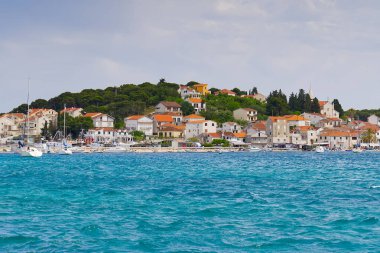 Rogoznica 'nın eski kenti ve mavi Adriyatik denizi, Dalmaçya, Hırvatistan. Rogoznica şehir ve deniz manzarası.