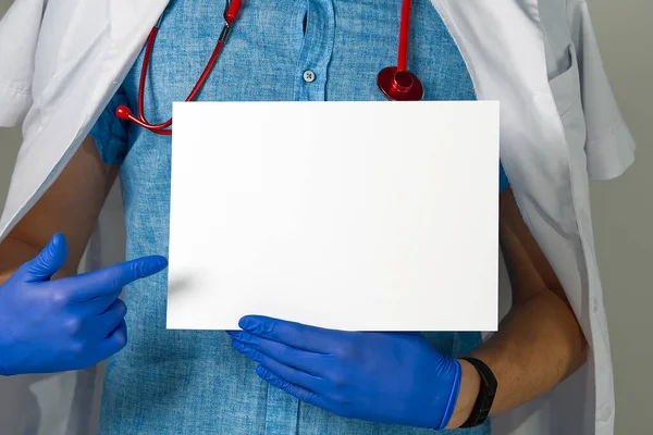 Een dokter met een witte poster. geneesmiddelmodel; — Stockfoto