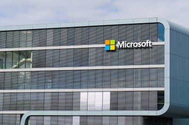 Köln, Almanya - Temmuz 2021: Microsoft korparaion ofis binası. Avrupa Microsoft Ofisi