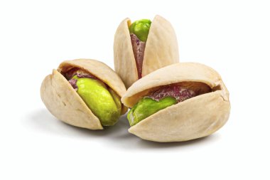 Beyaz arkaplanda şam fıstığı izole edilmiş, kırpma yolu