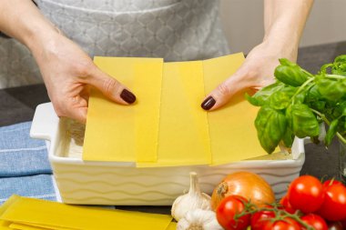 Kadın mutfakta lazanya hazırlıyor. Lazanya tarifi - İtalyan yemeği