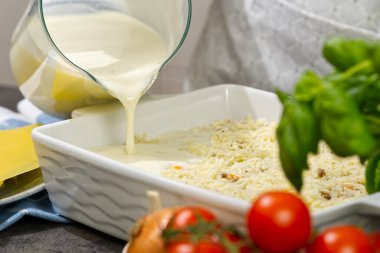 Kadın mutfakta lazanya hazırlıyor. Lazanya tarifi - İtalyan yemeği